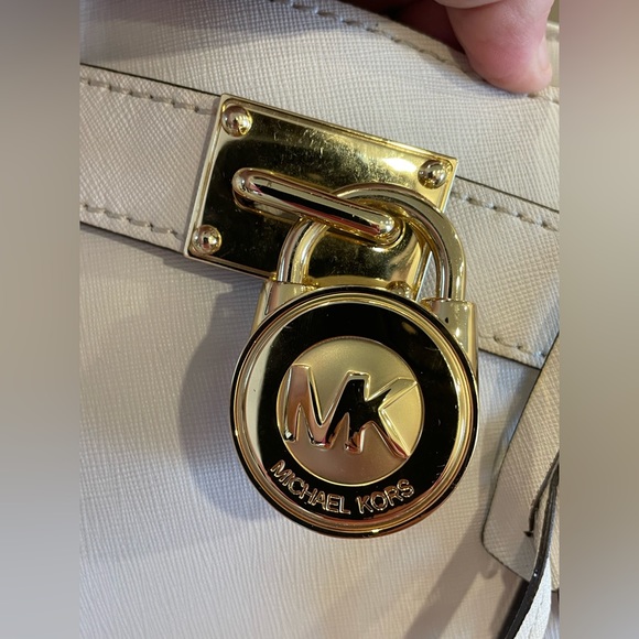 LIKE NEW MICHAEL KORS LARGE WHITE HAMILTON PURSE - Picture 3 of 16